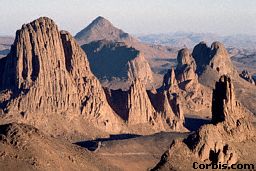 Vulkanschlote im benachbarten Hoggar-Gebirge Algeriens
